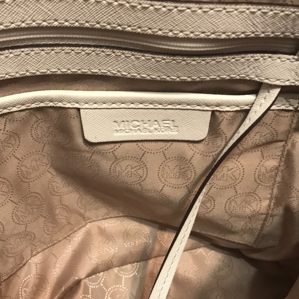 Large white Michael Kors tote with gold trim - Picture 6 of 6